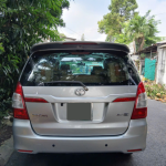 Thay kính lưng xe Toyota Innova mới