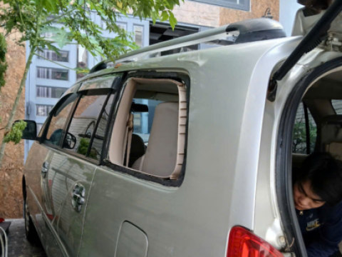 Thay kính hông chết