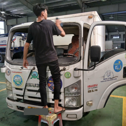 Dịch vụ thay Kính chắn gió xe tải Hyundai 1 tấn