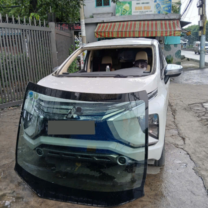 Chuyên thay kính chắn gió xe ô tô tận nơi