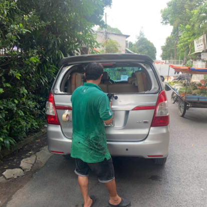 Chuyên thay kính chắn gió xe ô tô tận nơi