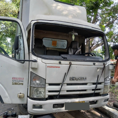 Dịch vụ thay Kính chắn gió xe tải Isuzu 6.5 tấn