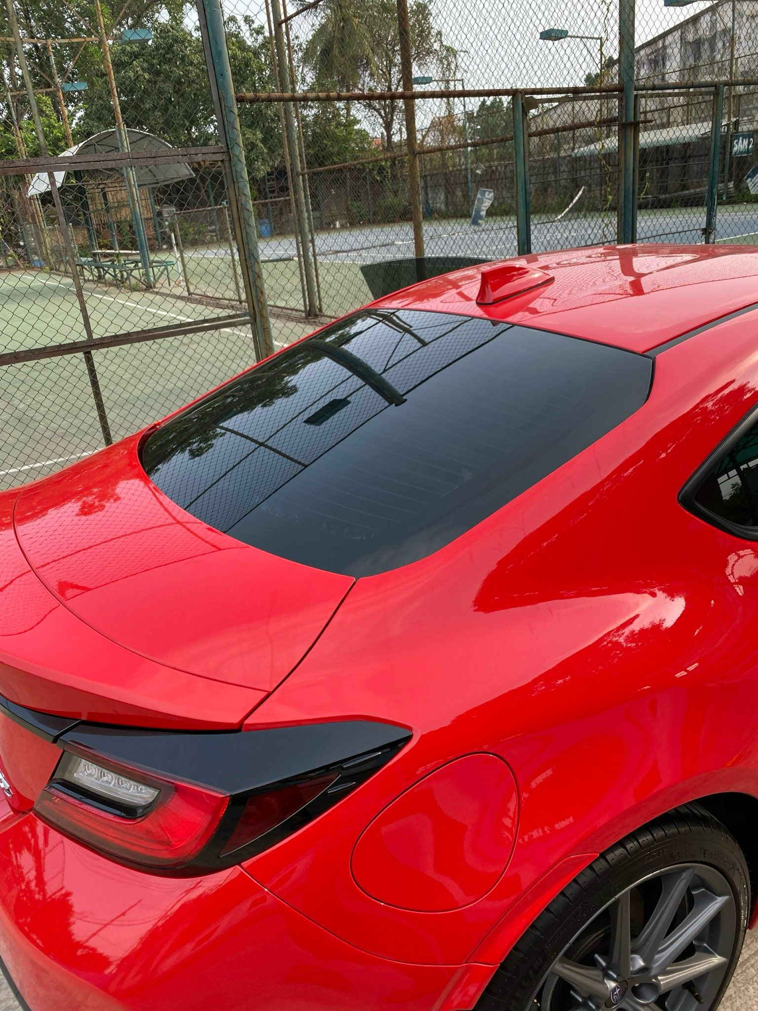 Cách xử lý khi kính ô tô bể