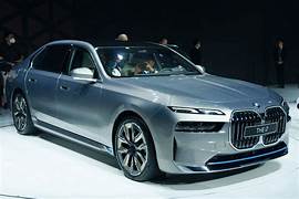 Kính chắn gió xe BMW 320i