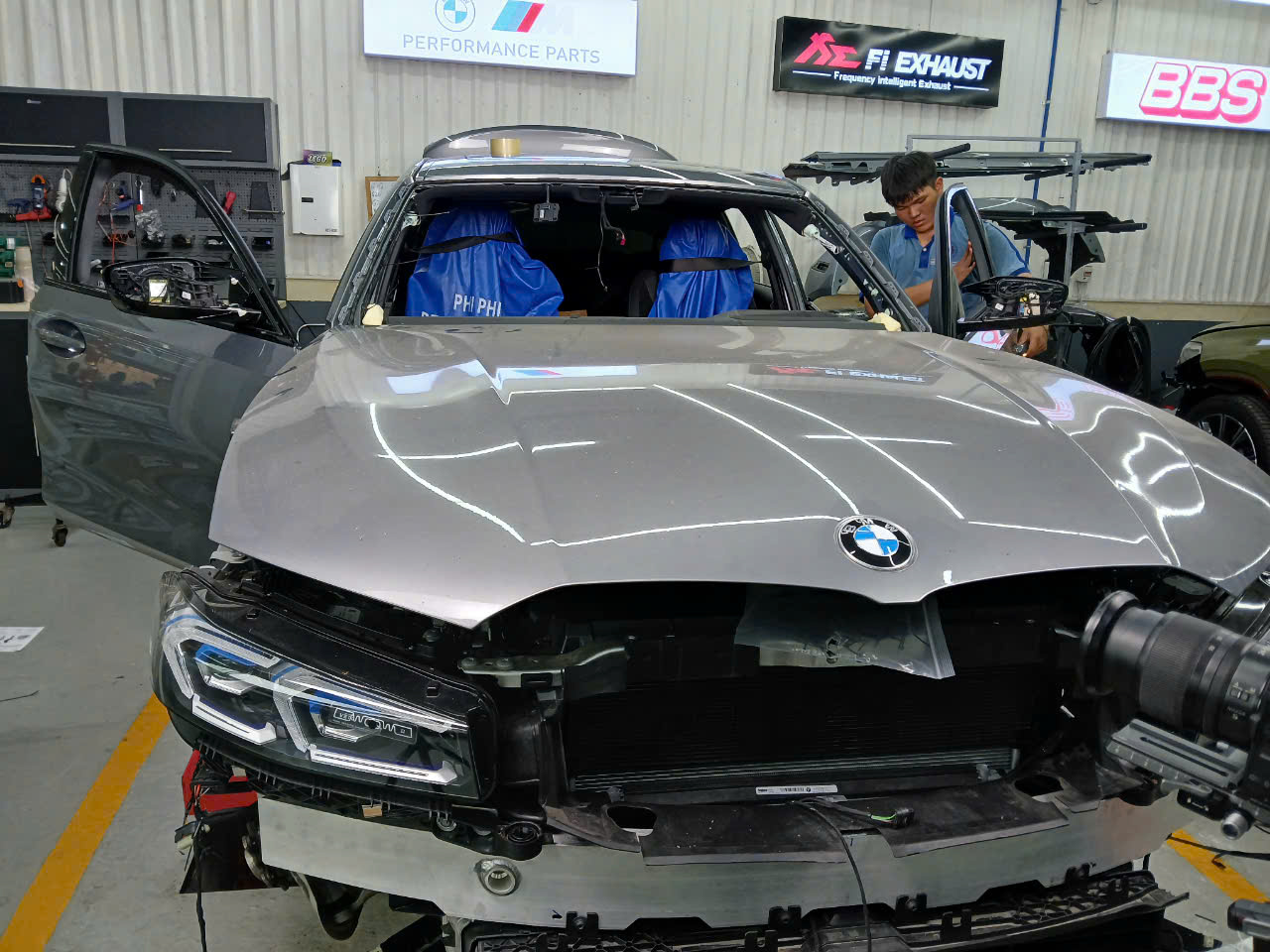 Kính chắn gió xe BMW 320i