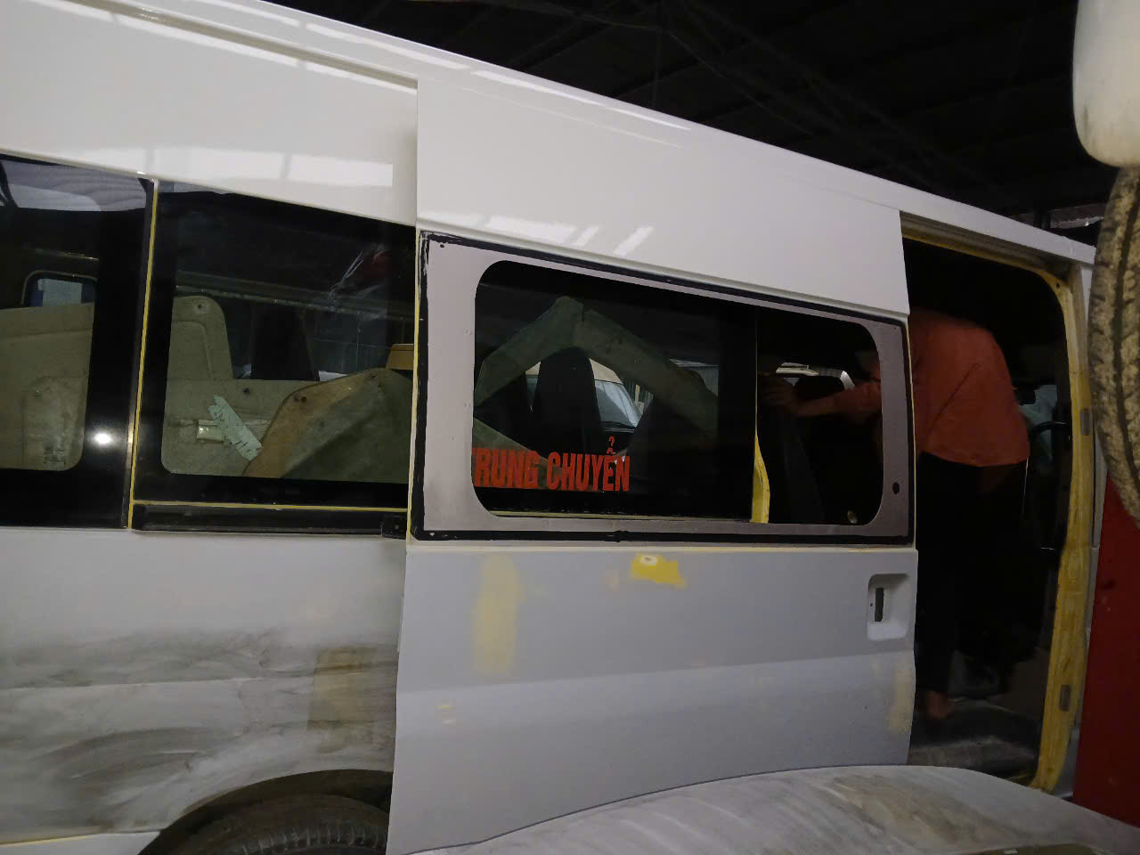 Thay kính hông chết Ford Transit