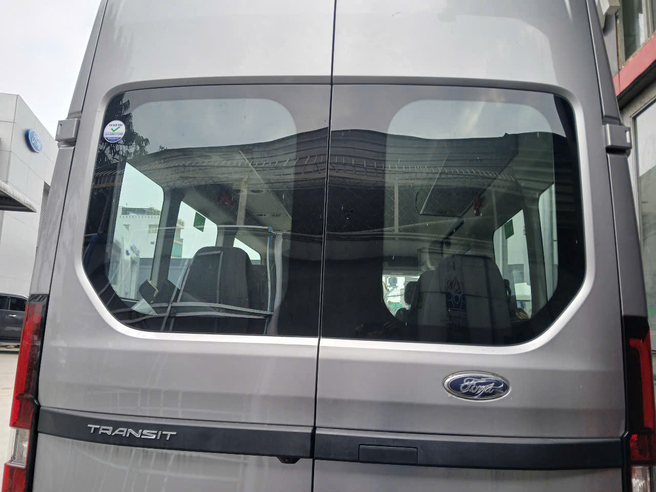 Thay kính hông chết Ford Transit