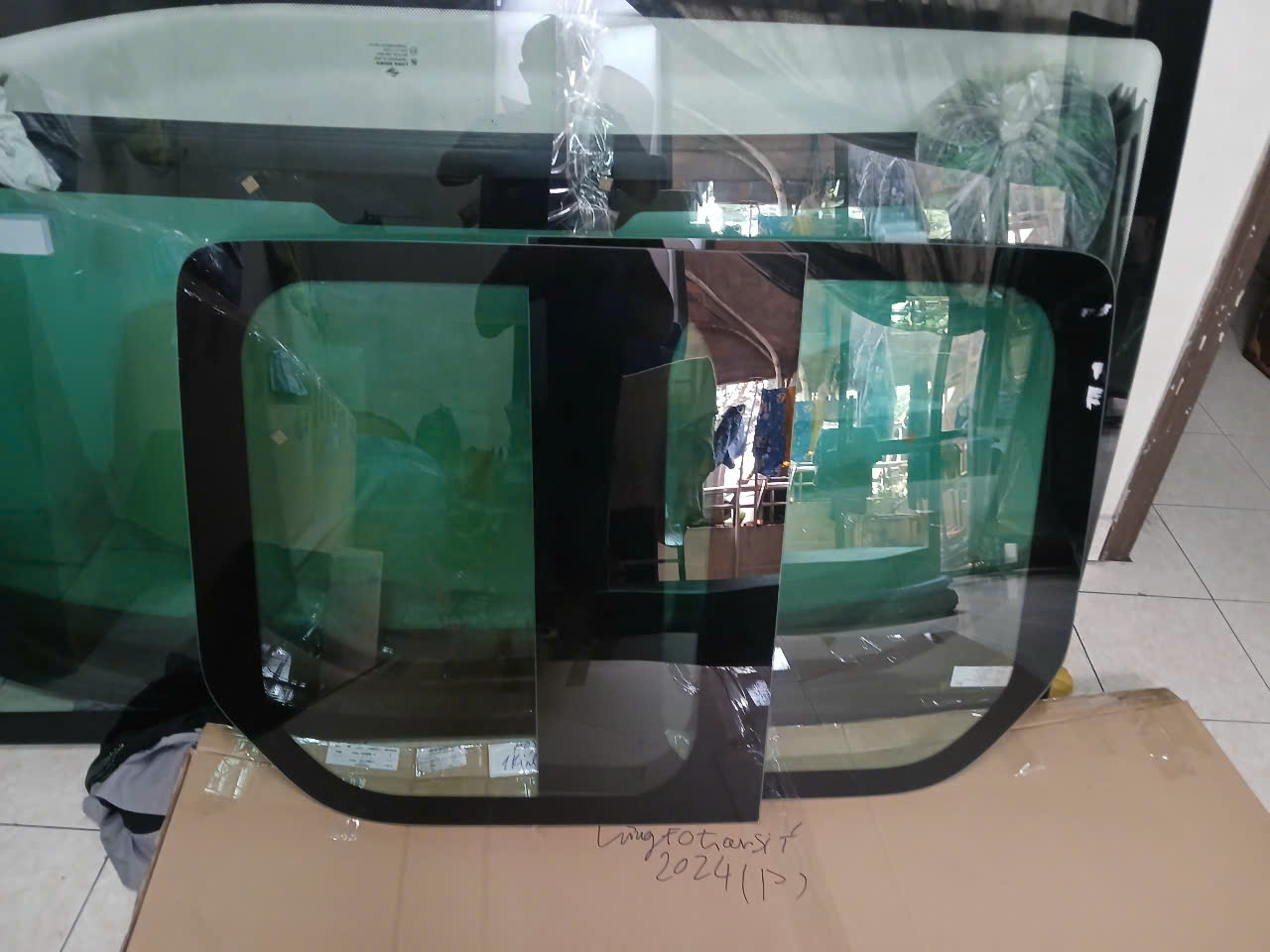 Thay kính lưng Fotransit mới 2024