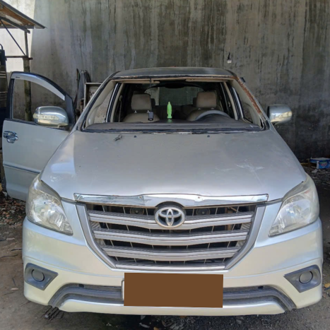 Dịch vụ thay kính chắn gió xe innova tận nơi