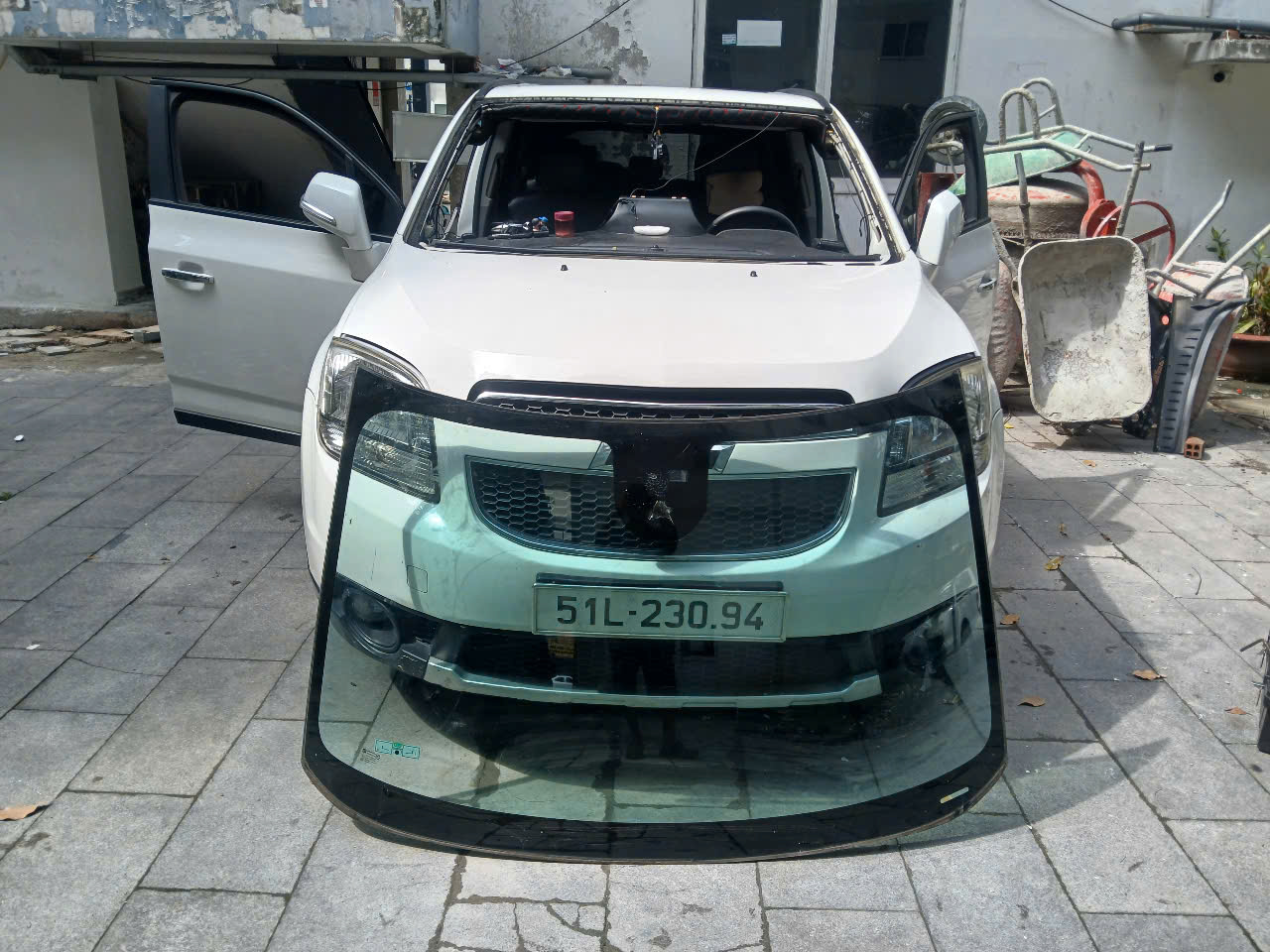 LẮP RÁP KÍNH Ô TÔ ĐƠN GIẢN CHỈ CÓ THỢ CHUYÊN NGHIỆP LÀM ĐƯỢC SAO?