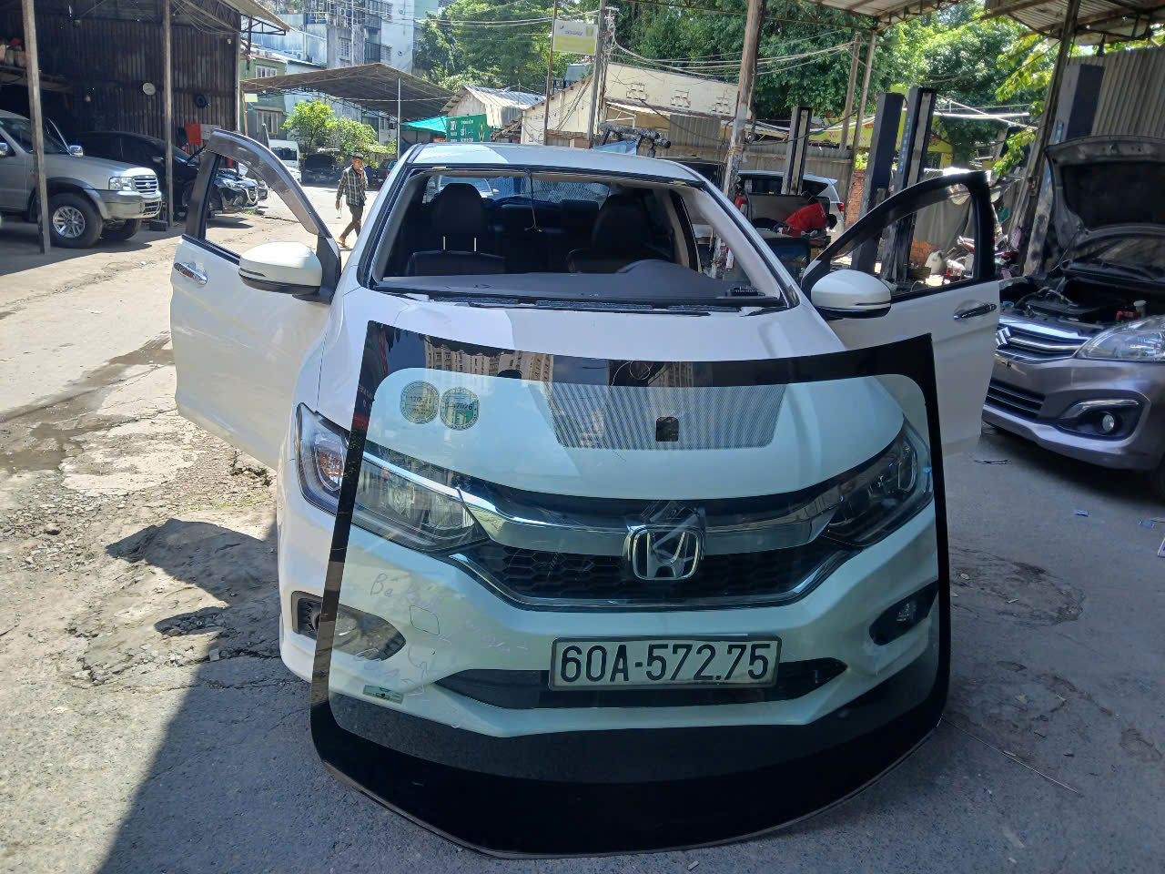THAY KÍNH Ô TÔ ĐƠN GIẢN 30P