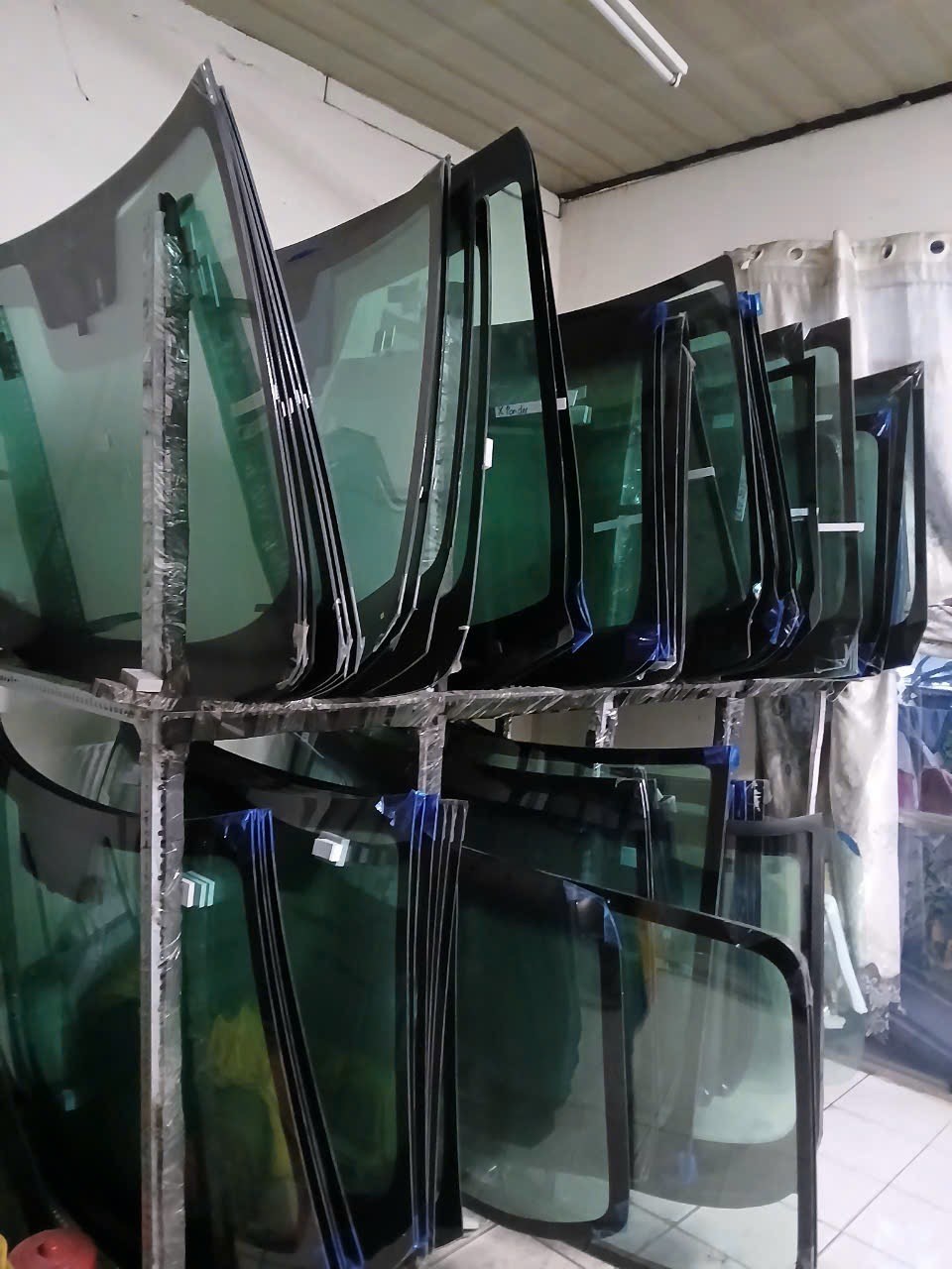 ﻿Chuyên lắp ráp kính xe ô tô chất lượng cao