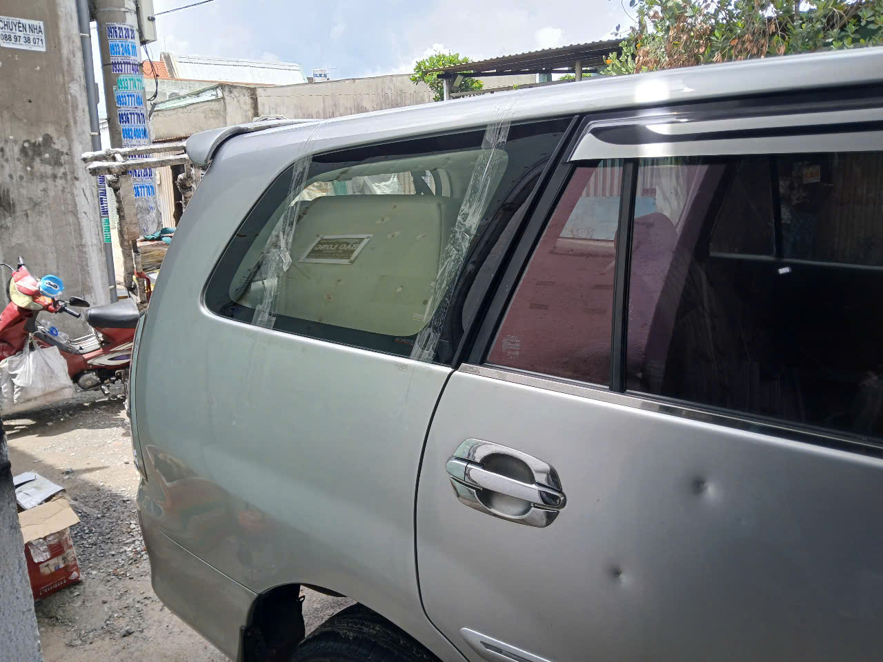 Cần thợ thay kính ô tô tận nơi