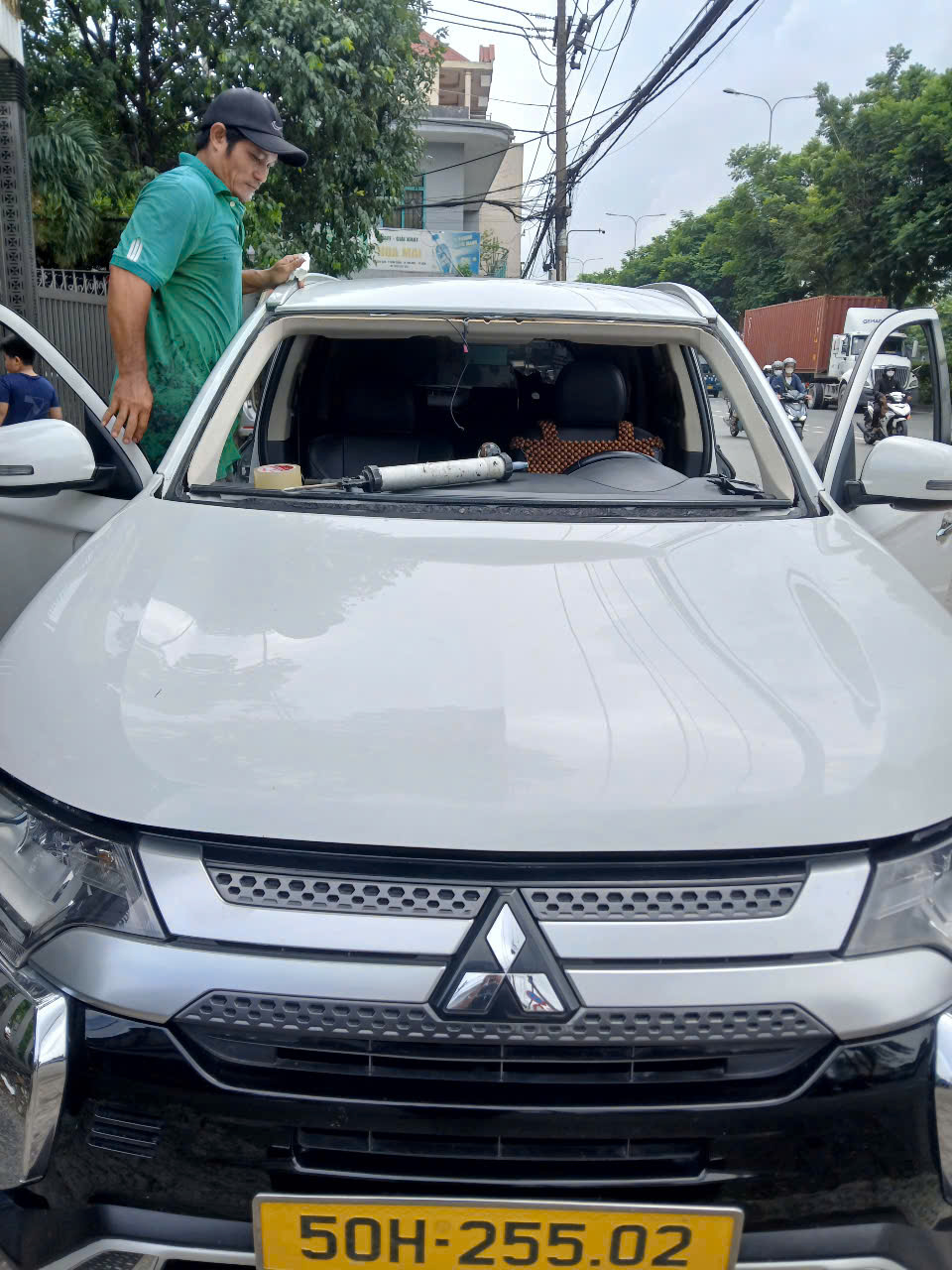 Dịch vụ thay kính chắn gió khu vực TP. Hồ Chí Minh