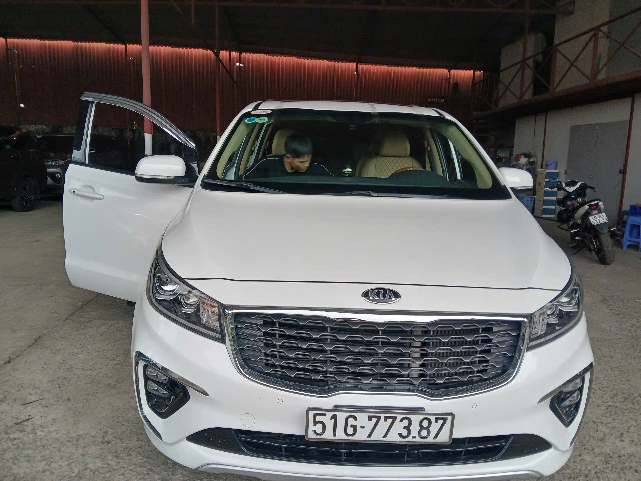 Dịch Vụ Thay Kính Giá Rẻ Tận Nơi Tại Các Quận Lân Cận