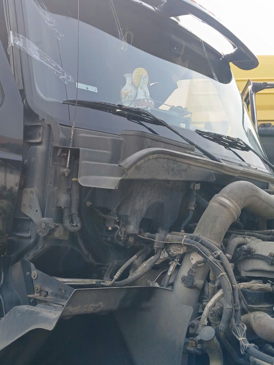 NHỮNG DẤU HIỆU NÀO BẠN CẦN THAY KÍNH Ô TÔ 2025