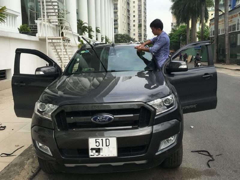chuyên thay kính ô tô và lắp đặt tận nơi
