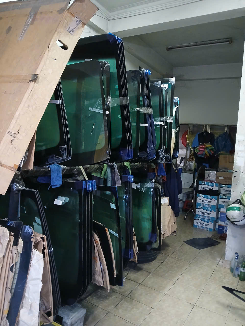 Kính Chắn Gió Xe Land Cruiser