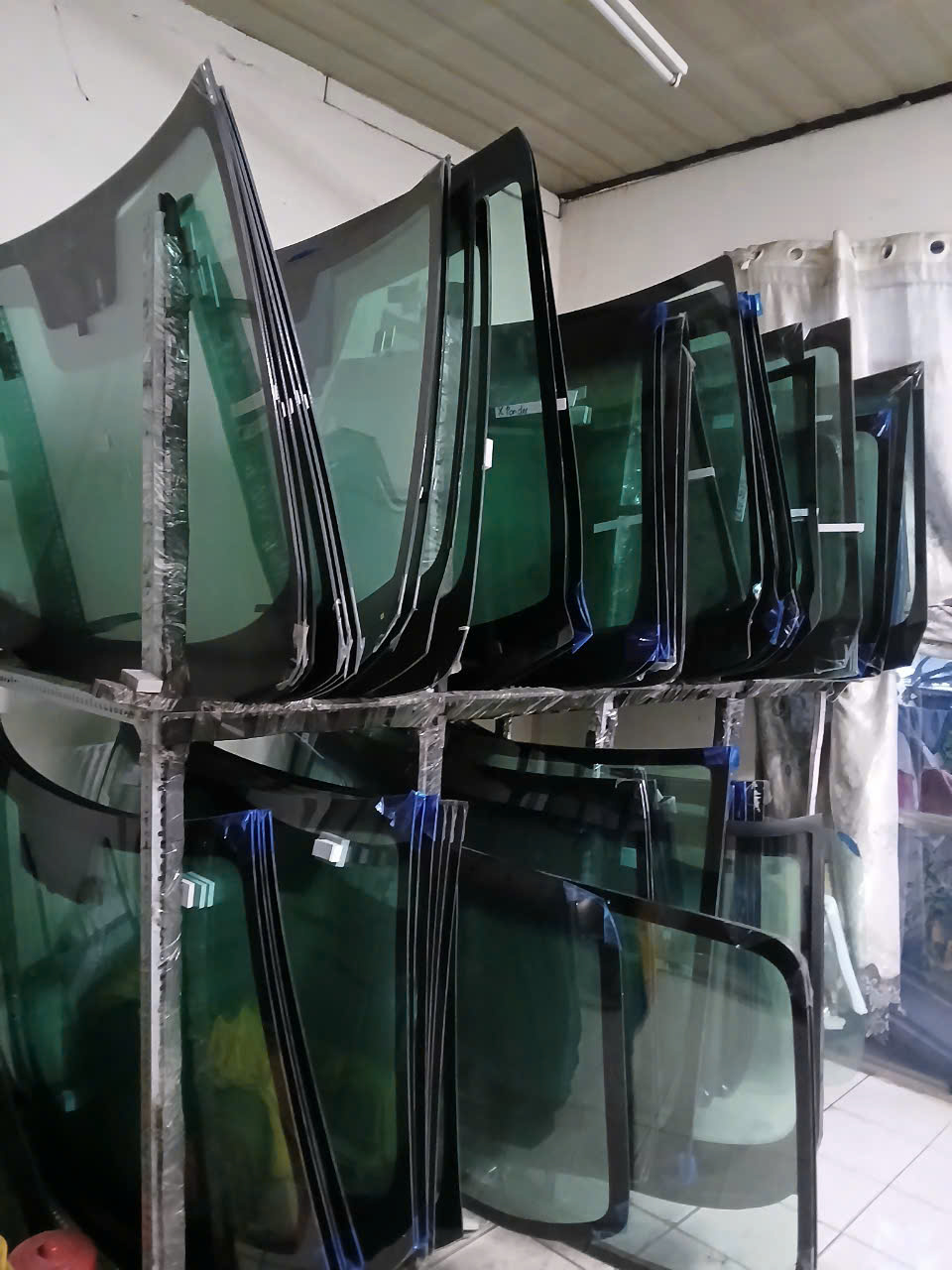 Kính Chắn Gió Xe Granvia