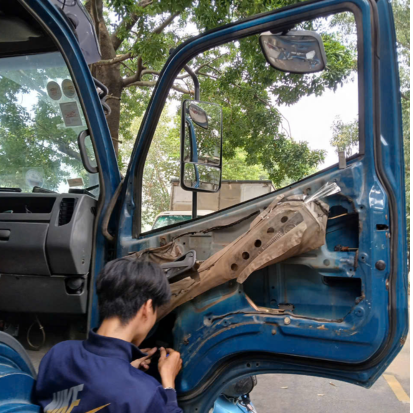 Thay Kính Bên Hông Xe Tải
