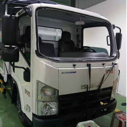 Thay kính xe tải Hino 8 tấn
